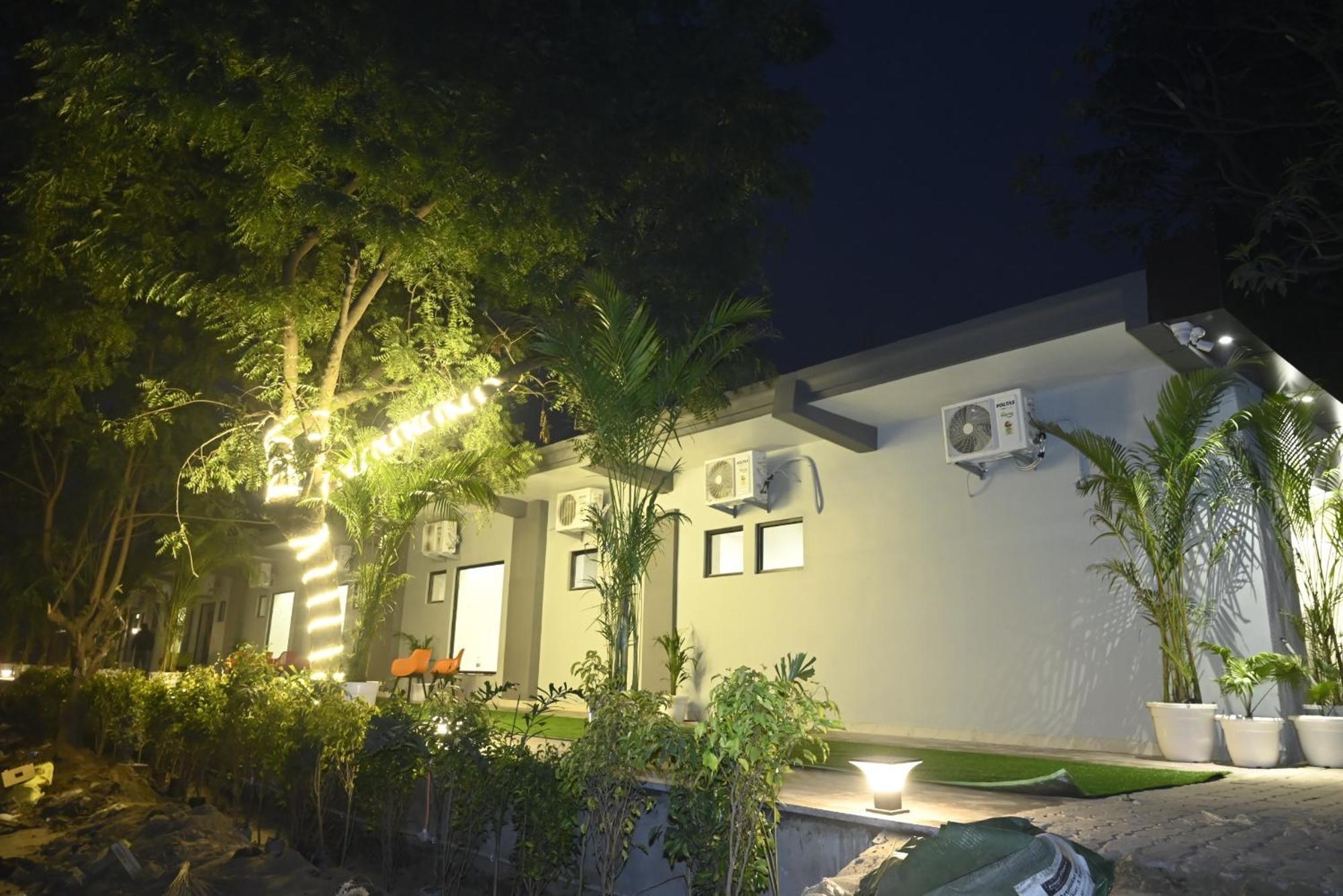 Trisaa Resort & Banquets Jhusi Extérieur photo