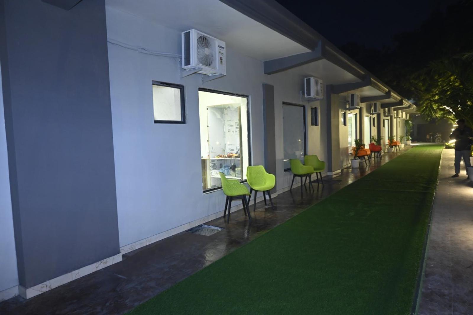 Trisaa Resort & Banquets Jhusi Extérieur photo