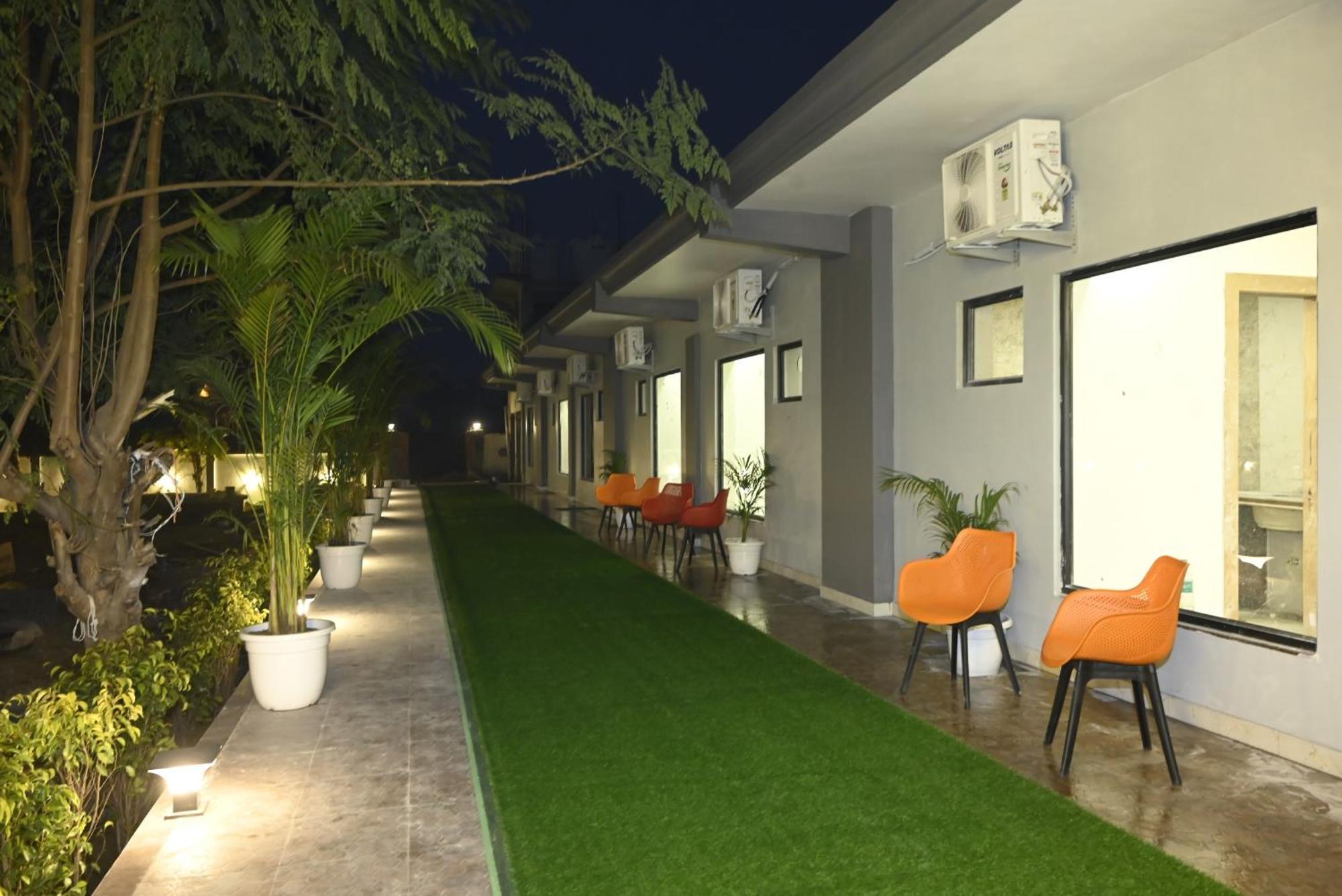 Trisaa Resort & Banquets Jhusi Extérieur photo